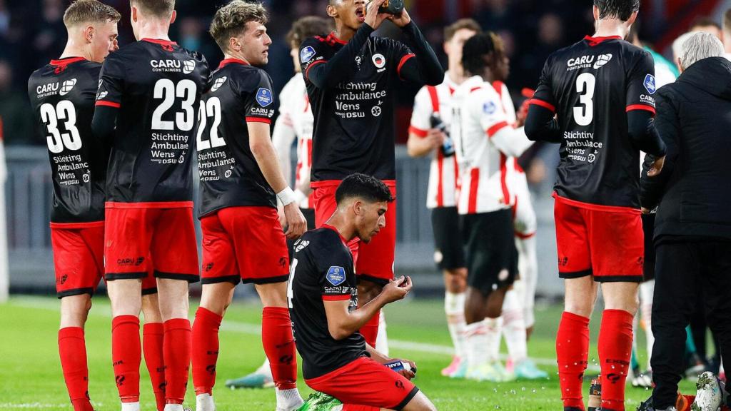 Jugadores terminaban su ayuno durante una pausa aprobada por la liga en Holanda durante la temporada pasada.