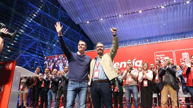 Pedro Sánchez, este domingo, en el Auditorio El Batel de Cartagena, junto al secretario general del PSOE de la Región de Murcia, Francisco Lucas.