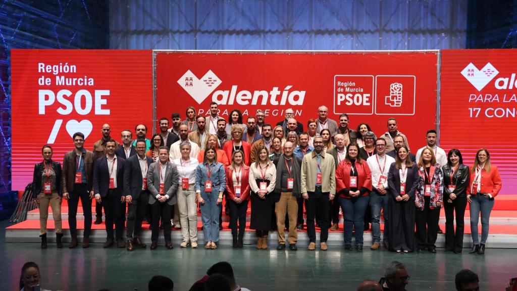 Foto de familia de la nueva ejecutiva regional del PSOE.