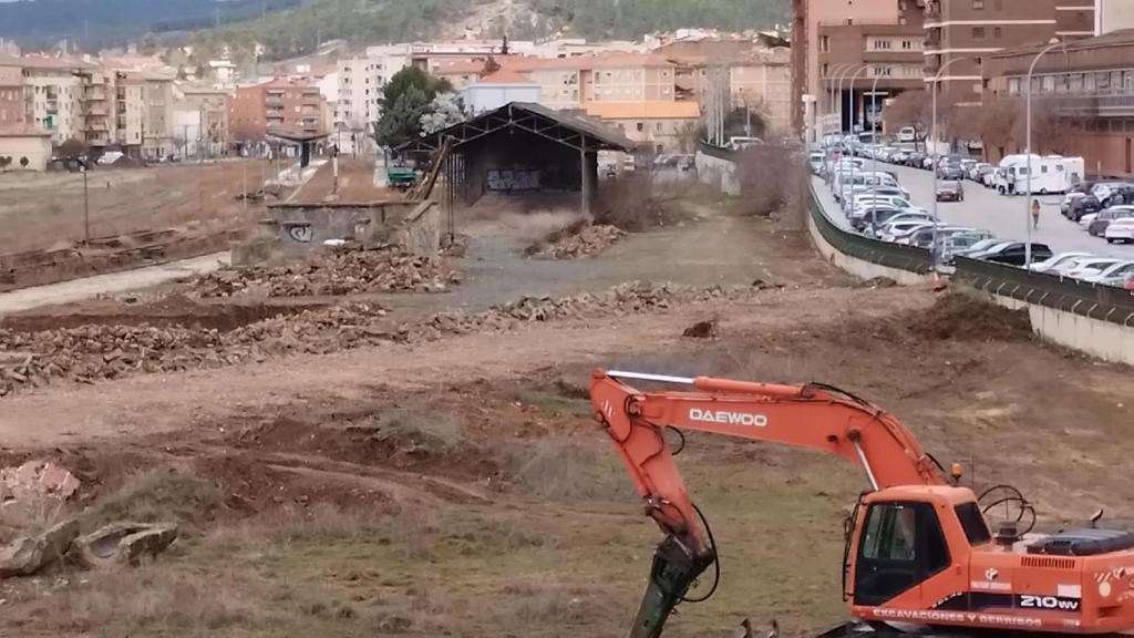 Maquinaria pesada trabajando en la obra.