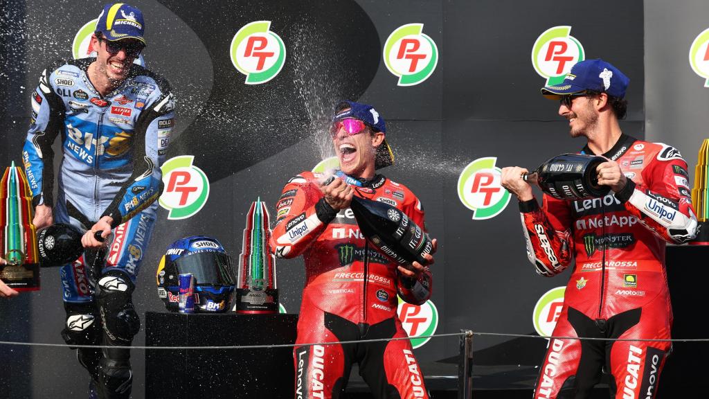 Álex Márquez, Marc y Pecco Bagnaia en el podio del GP de Tailandia.
