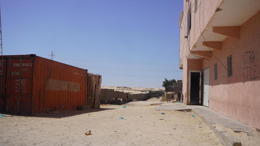 A las afueras de Nuadibú, justo donde el mar se esconde y el desierto se hace grande, grupos de migrantes comparten habitaciones en condiciones precarias.