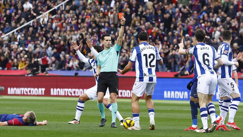 Momento de la tarjeta roja a Elustondo contra el Barça.