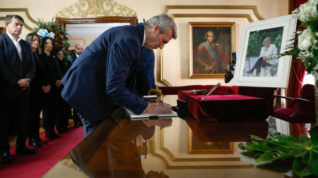 Alfonso Rueda firma en el libro de condolencias por el fallecimiento de la alcaldesa, Paula Alvarellos