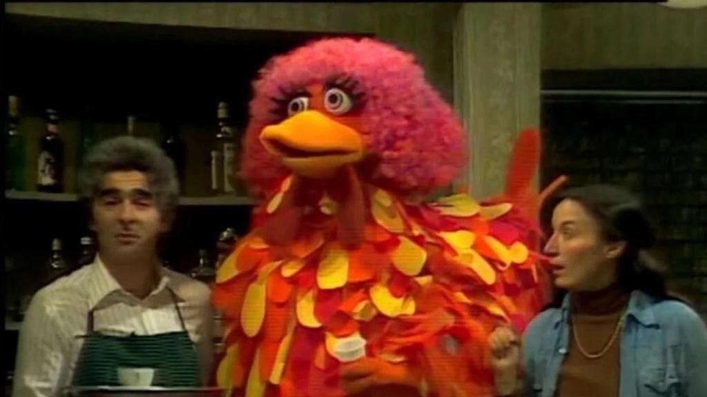 Juan Margallo, Emma Cohen como la gallina Caponata y Petra Martínez en 'Barrio Sésamo'.