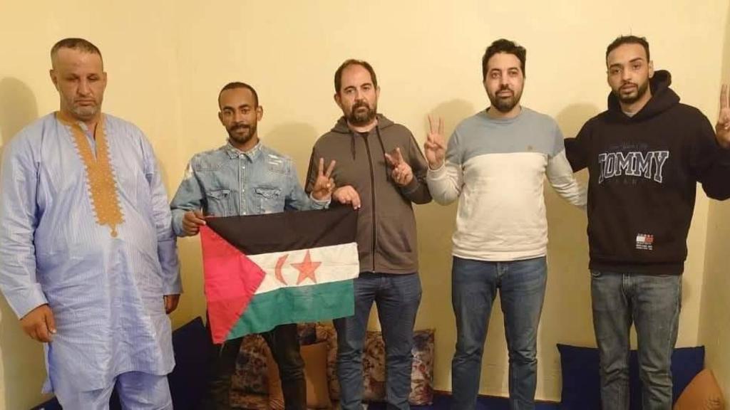 David Blanco (en el centro), durante el encuentro que mantuvo en  Dajla con varios activistas saharauis.