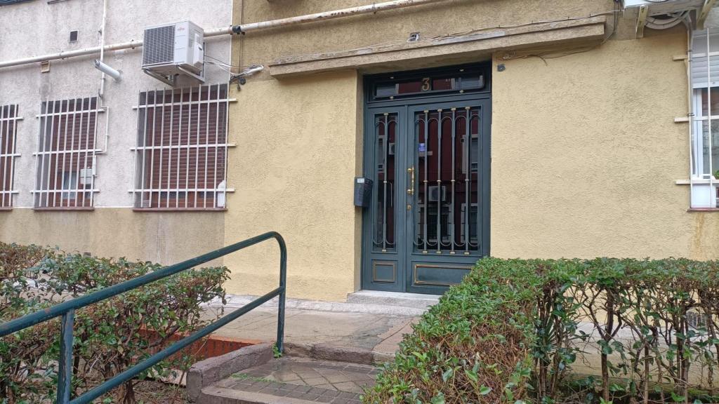 Bloque residencial donde se produjeron los hechos en mayo de 2023, en el barrio madrileño de Puerta del Ángel.