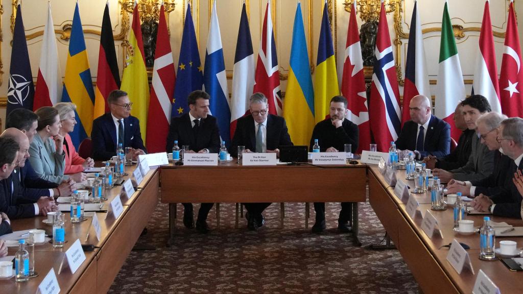 Parte de los asistentes a la cumbre informal de defensa