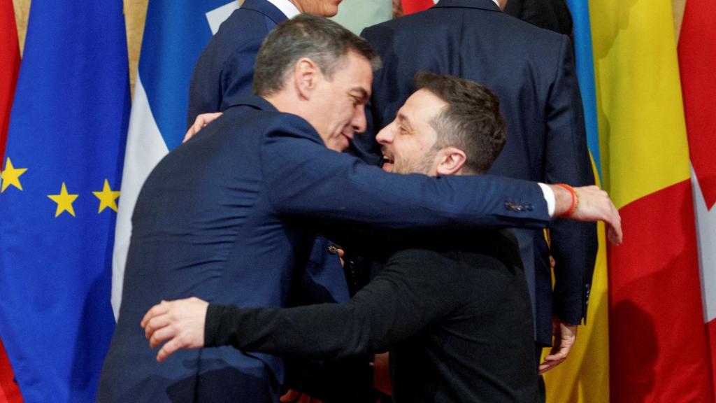 Abrazo entre Pedro Sánchez y Volodímir Zelenski tras la foto de familia