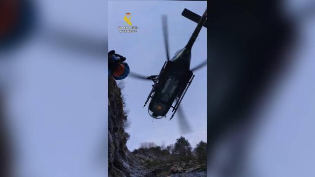 La Guardia Civil necesitó de tres ciclos de grúa para evacuar a los cinco barranquistas