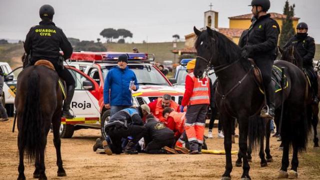 Imagen de los sanitarios atendiendo a un herido en el Carnavarl del Toro de Ciudad Rodrigo