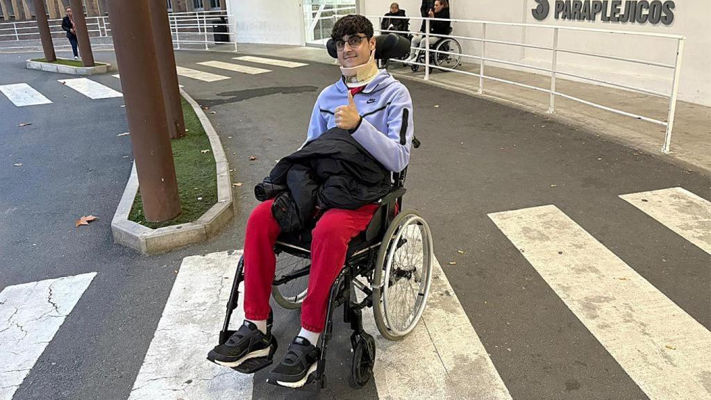 Eloy González en su silla de ruedas