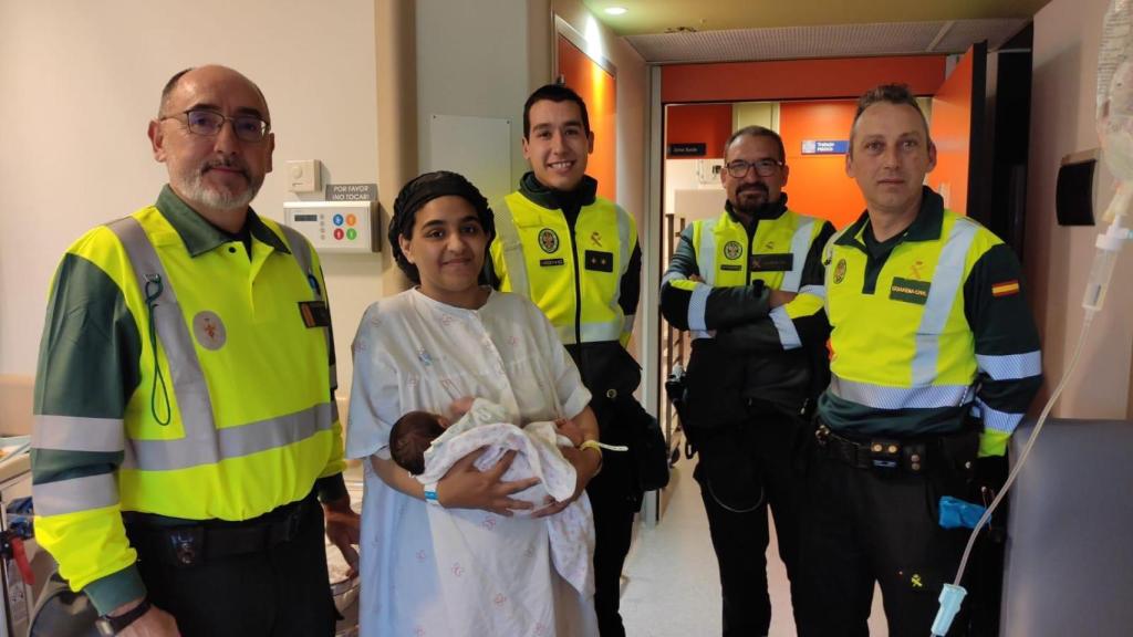 Los agentes de la Guardia Civil junto al pequeño Atila