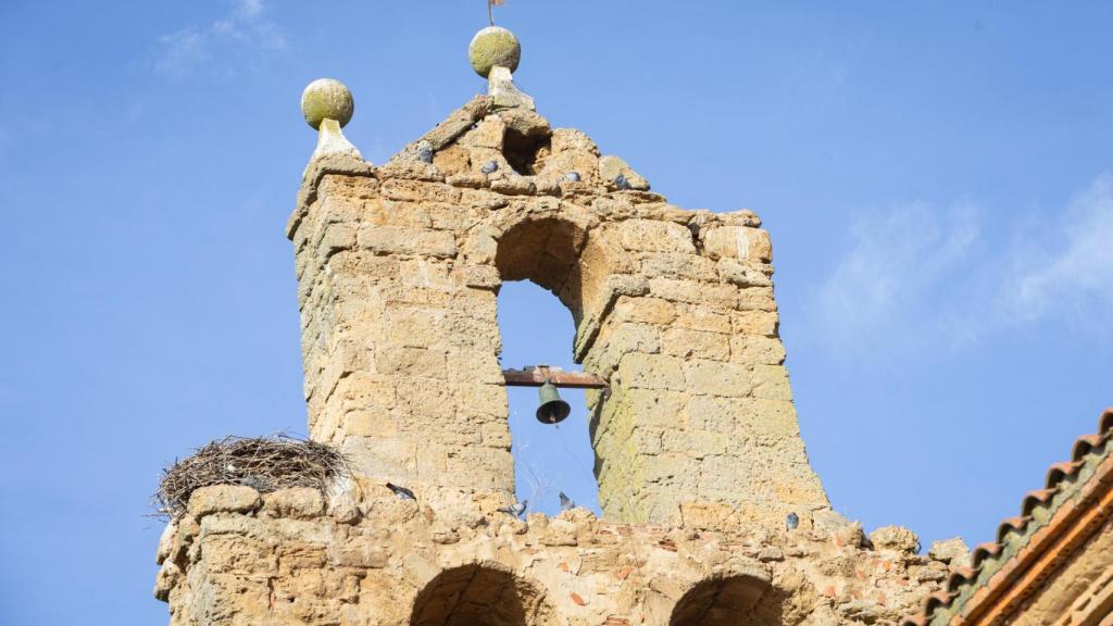 Torre espadaña de la iglesia de Vega de Villalobos