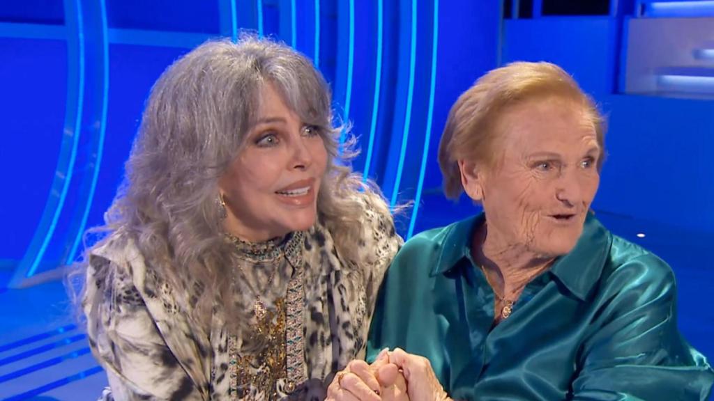 Verónica Castro y Josefa en 'Hay una cosa que te quiero decir'.