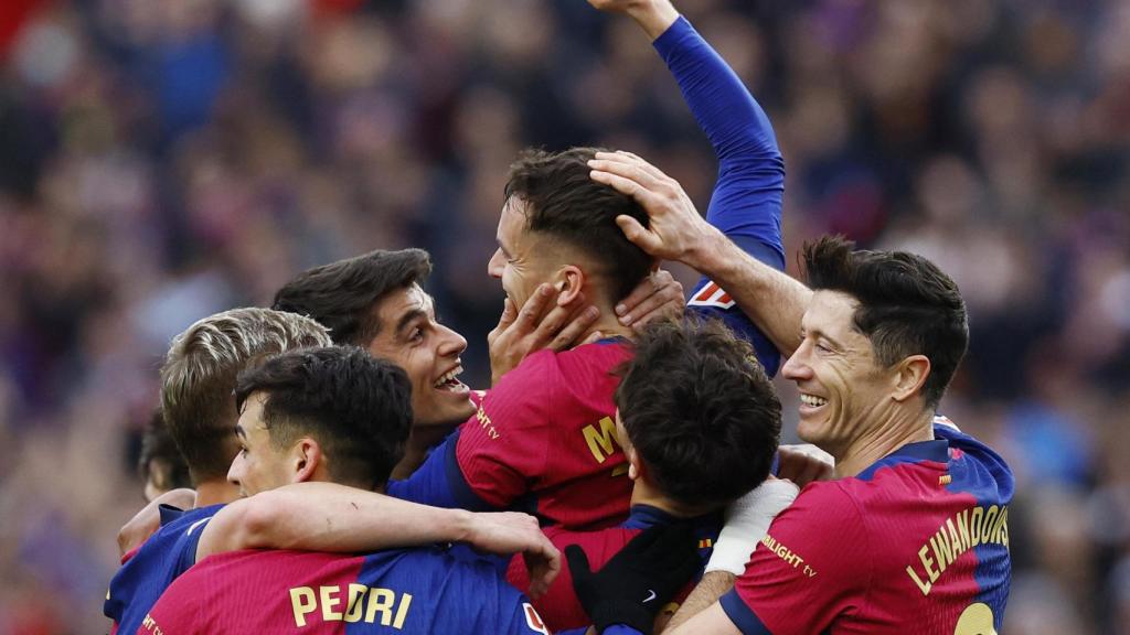 Los jugadores del Barça celebran el gol de Marc Casadó contra la Real Sociedad.