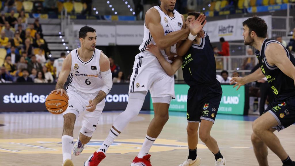 Abalde juegs un balón ante Gran Canaria.
