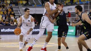 Abalde juegs un balón ante Gran Canaria.