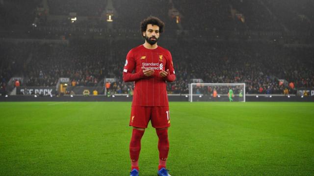 Mohamed Salah rezando antes del comienzo de un partido del Liverpool en la Premier League.