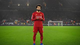 Mohamed Salah rezando antes del comienzo de un partido del Liverpool en la Premier League.