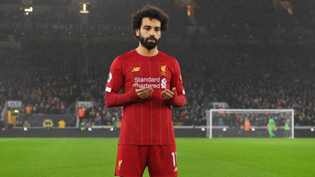 Mohamed Salah rezando antes del comienzo de un partido del Liverpool en la Premier League.