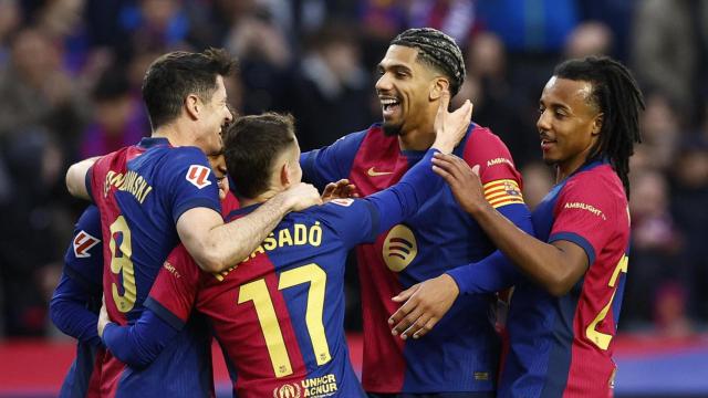 Los jugadores del Barça celebran el gol de Lewandowski contra la Real Sociedad.