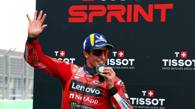 Marc Márquez celebra la victoria en la carrera sprint de Tailandia