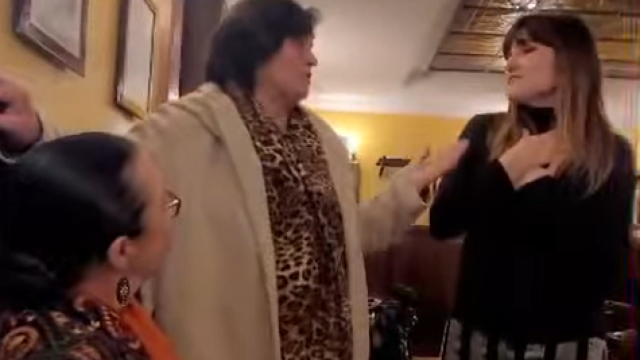 Rozalén y su madre, María de los Ángeles, cantando junto a Martirio.