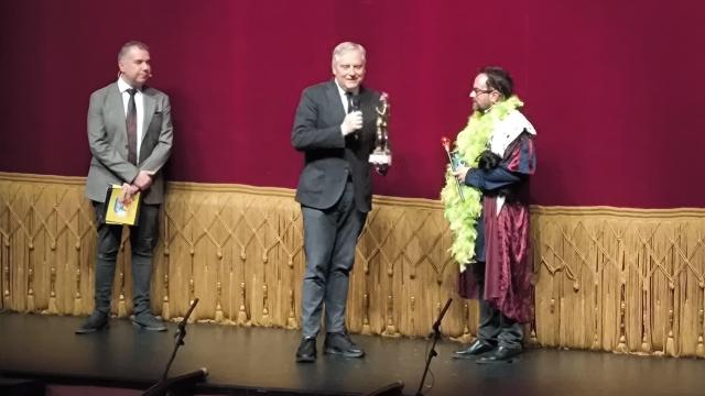 El alcalde de Ciudad Real entregó la tradicional estatuilla del Quijote al pregonero.