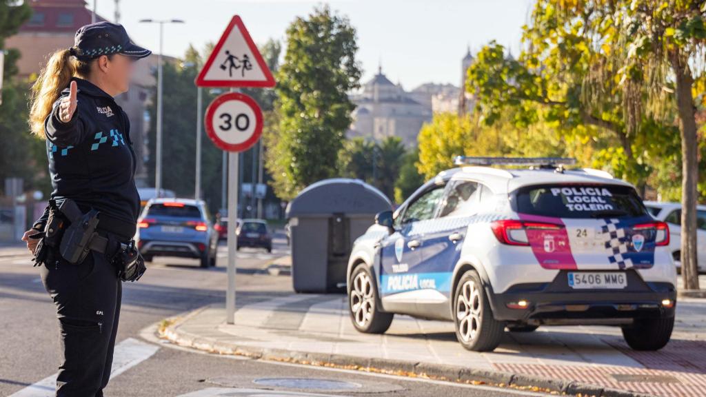 Una agente de la Policía Local regula el tráfico en Toledo.