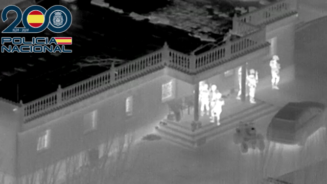 Agentes de la Policía Nacional accediendo a una de las viviendas registradas.