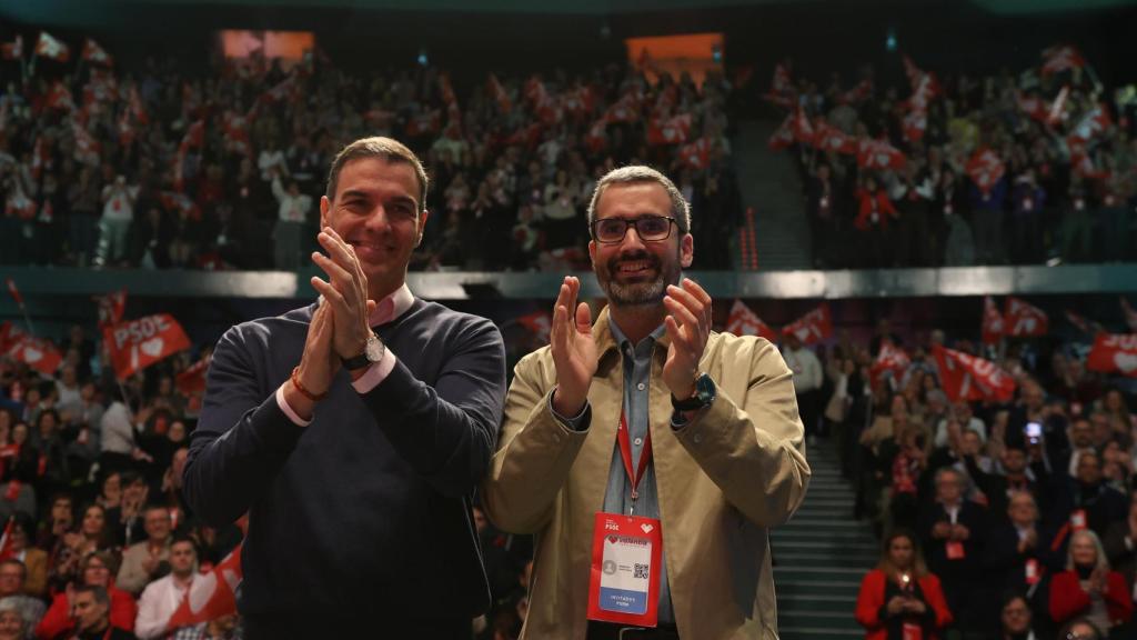 Pedro Sánchez y Francisco Lucas, este domingo, aplaudiendo a los nuevos miembros del Comité Ejecutivo Regional del PSOE.