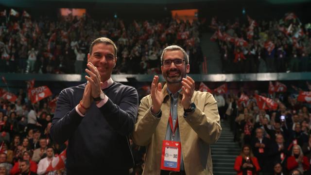 Pedro Sánchez y Francisco Lucas, este domingo, aplaudiendo a los nuevos miembros del Comité Ejecutivo Regional del PSOE.