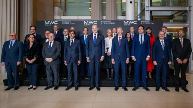 Foto de familia de la cena oficial del Mobile World Congress (MWC) 2025, presidida por el Rey Felipe VI.