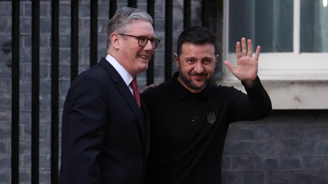 Kier Starmer, primer ministro británico, y Volodímir Zelenski, presidente de Ucrania, en el 10 de Downing Street, en Londres.