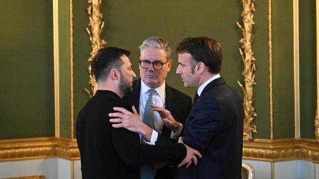 Volodímir Zelenski, Keir Starmer y Emmanuel Macron, durante la cumbre de defensa