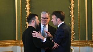 Volodímir Zelenski, Keir Starmer y Emmanuel Macron, durante la cumbre de defensa