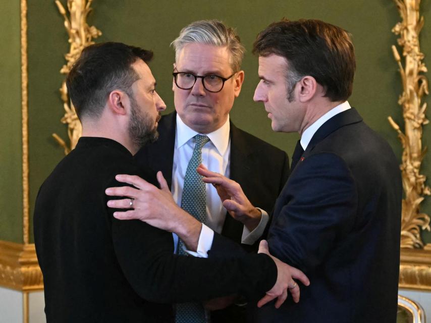 Volodímir Zelenski, Keir Starmer y Emmanuel Macron, durante la cumbre de defensa