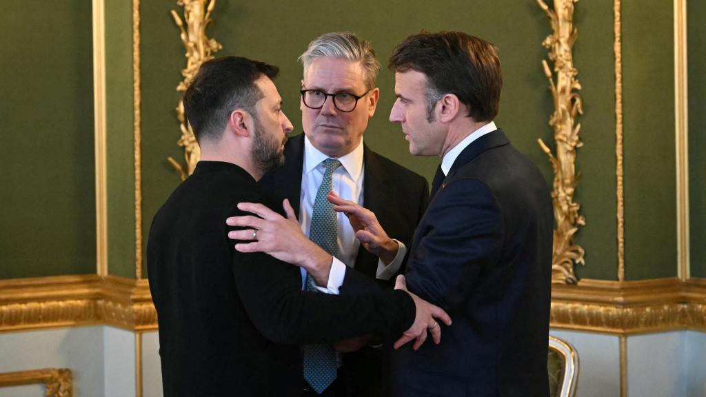 Volodímir Zelenski, Keir Starmer y Emmanuel Macron, durante la cumbre de defensa