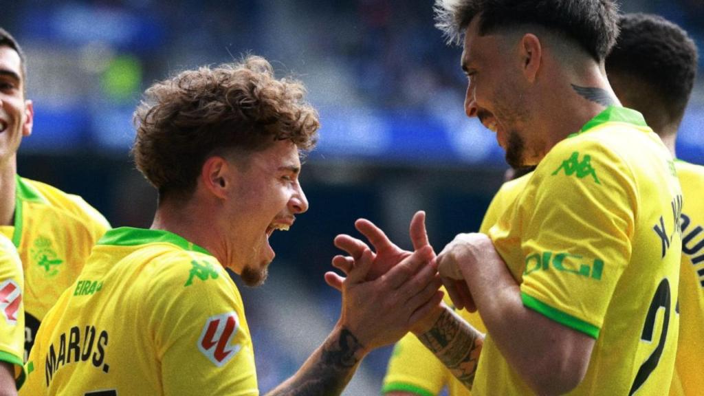 Mario Soriano y Ximo Navarro en un partido contra el Real Oviedo en la temporada 2024-25.