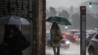 Dos mujeres caminan mientras se protegen de la lluvia con paraguas, imagen de archivo. Europa Press / Rober Solsona
