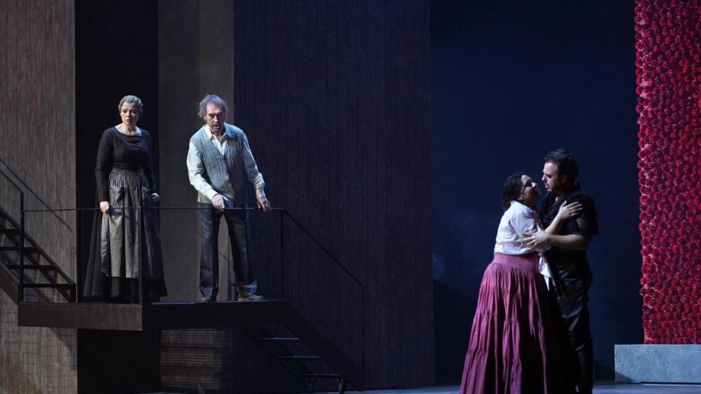 Adriana González (Salud) y Eduardo Aladrén (Paco), junto a los rojos claveles de Soledad Sevilla. Foto: Javier del Real