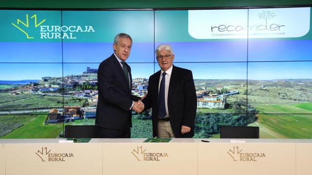 Javier López Martín (i) y Jesús Ortega Molina (d) tras la firma del convenio.