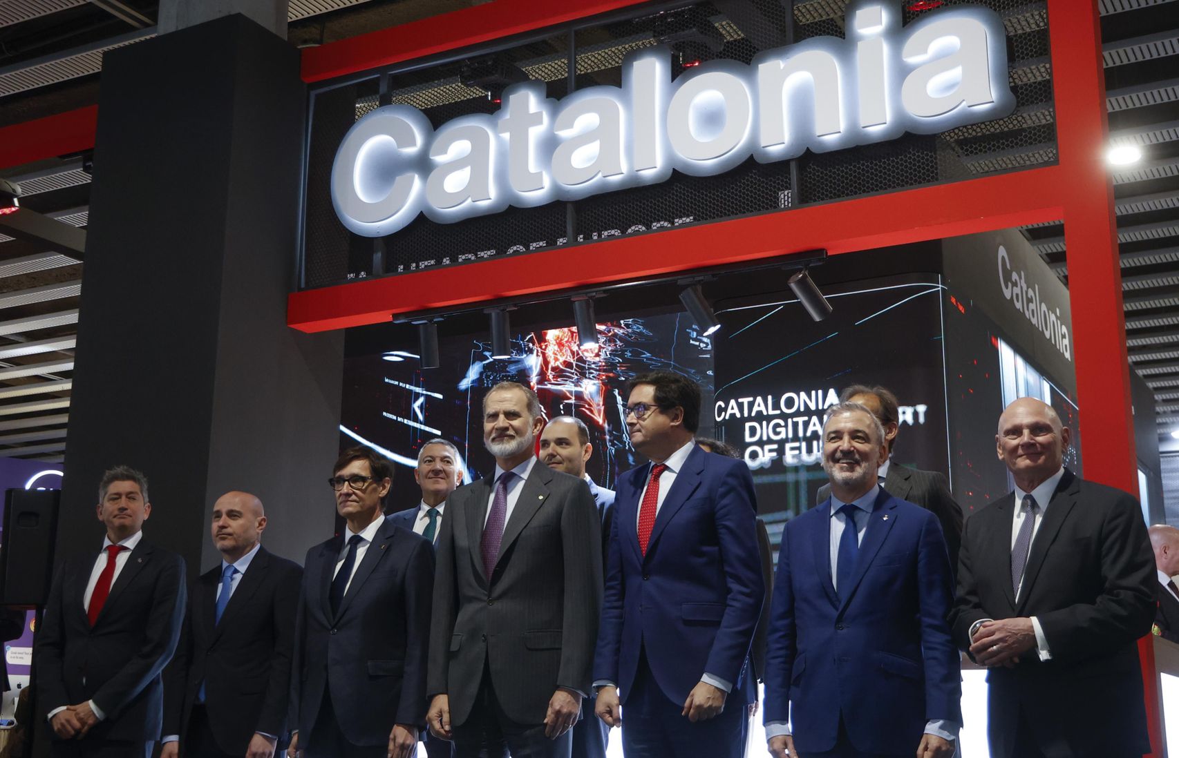 El rey Felipe VI, en el centro, el estand de la Generalitat en el MWC.