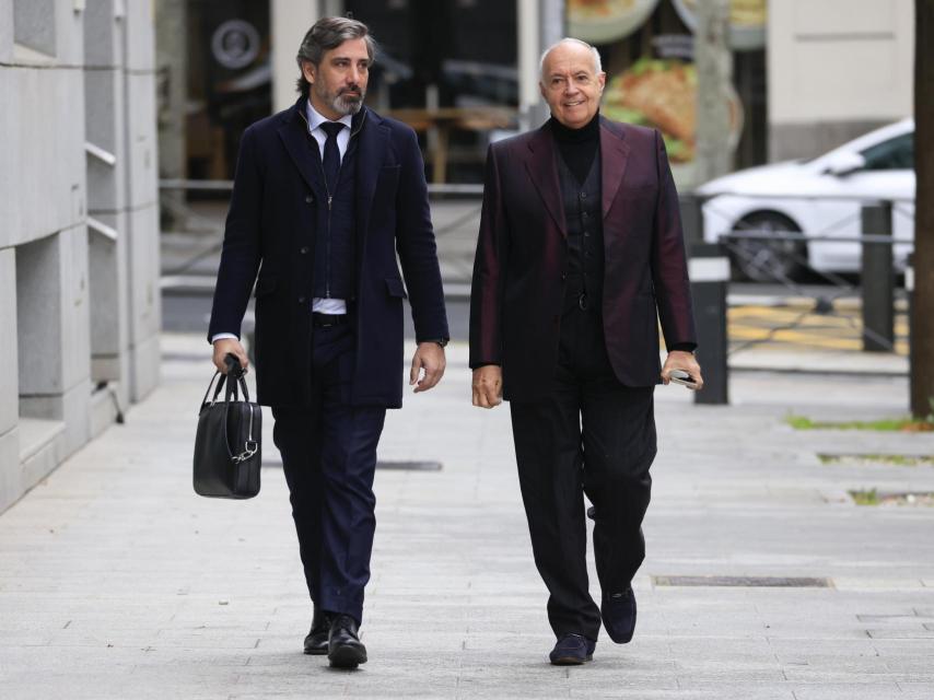 José Luis Moreno junto a su abogado a las puertas de la Audiencia Nacional.