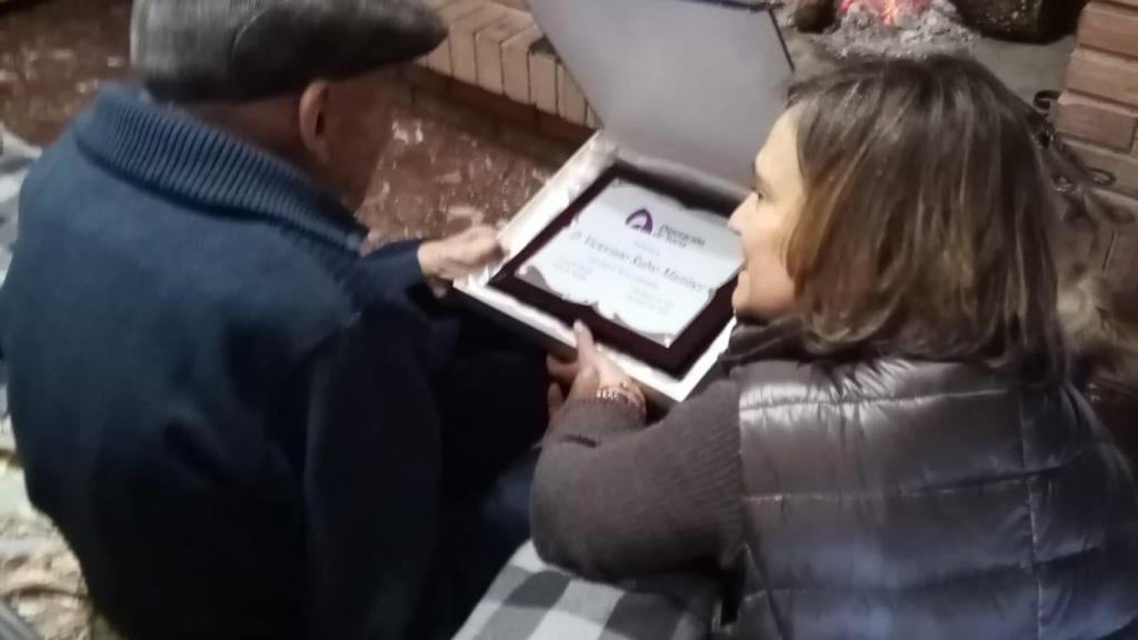 La diputada del área, Elia Jiménez, le ha hecho entrega de una placa conmemorativa y del pergamino con el acta de su nacimiento