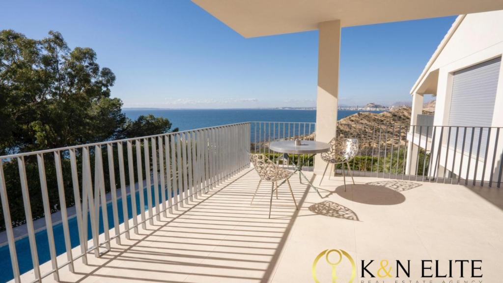 Terraza con vistas al mar y a la piscina
