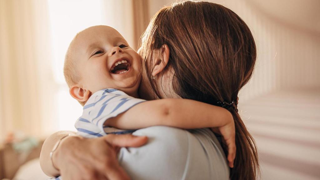 Madre e hijo riendo.