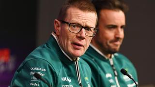 Andy Cowell y Fernando Alonso, durante la pretemporada de Fórmula 1 2025 en Bahréin