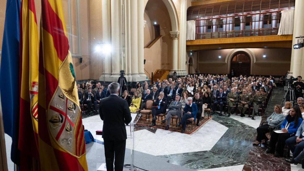 La Sala de la Corona abarrotada ante la entrega de la Medalla de la Educación a José Antonio Mayoral